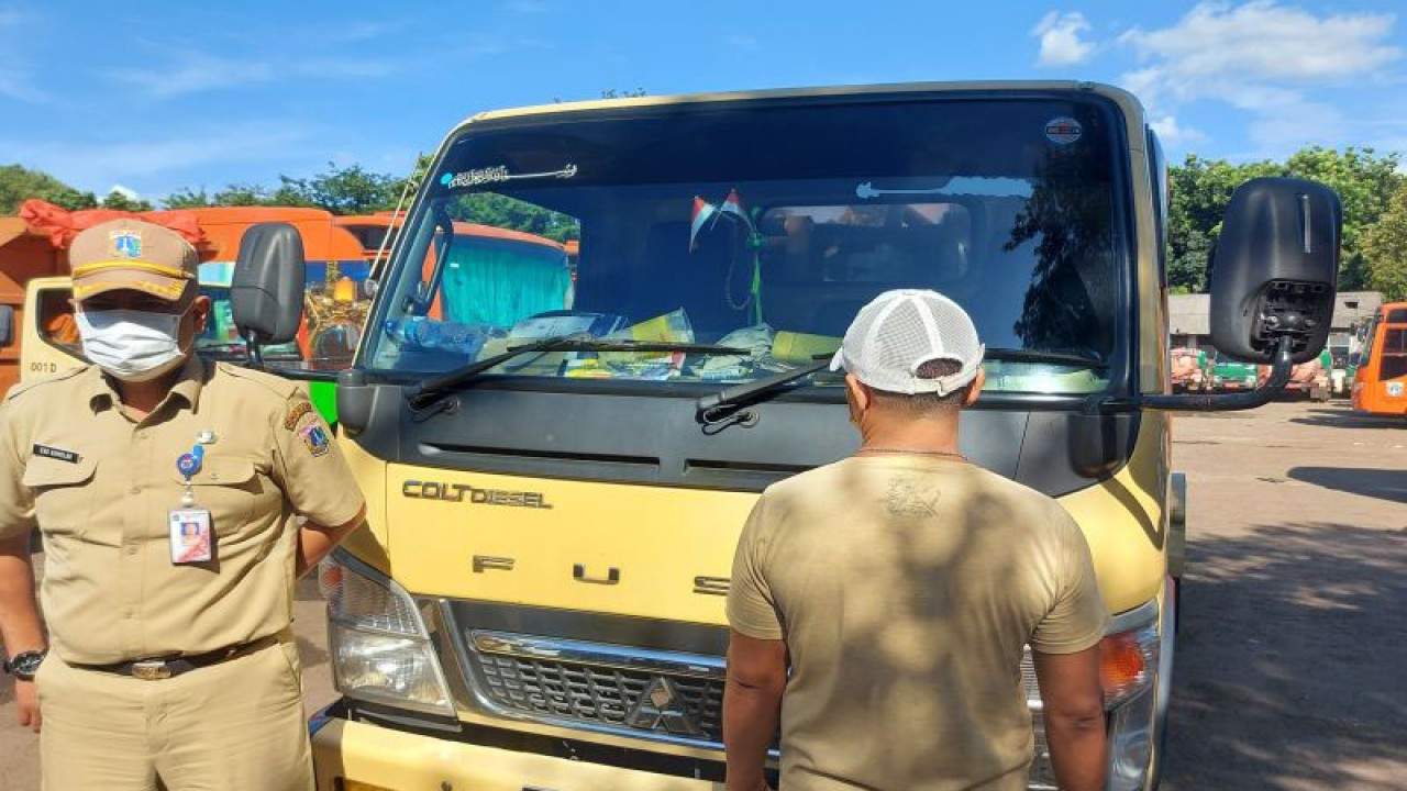 Ilustrasi pengemudi truk tinja (kanan) tengah diamankan di Kantor Dinas Lingkungan Hidup DKI Jakarta, Kramat Jati, Jakarta, Senin (21/11/2022). ANTARA/Yogi Rachman