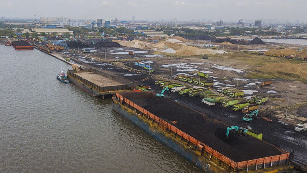 Arsip aktivitas bongkar muat di kawasan pier 1 Pelabuhan PT Karya Citra Nusantara (KCN), Marunda, Jakarta Utara, Kamis (16/7/2020). ANTARA FOTO/Fakhri Hermansyah/pras/aa.