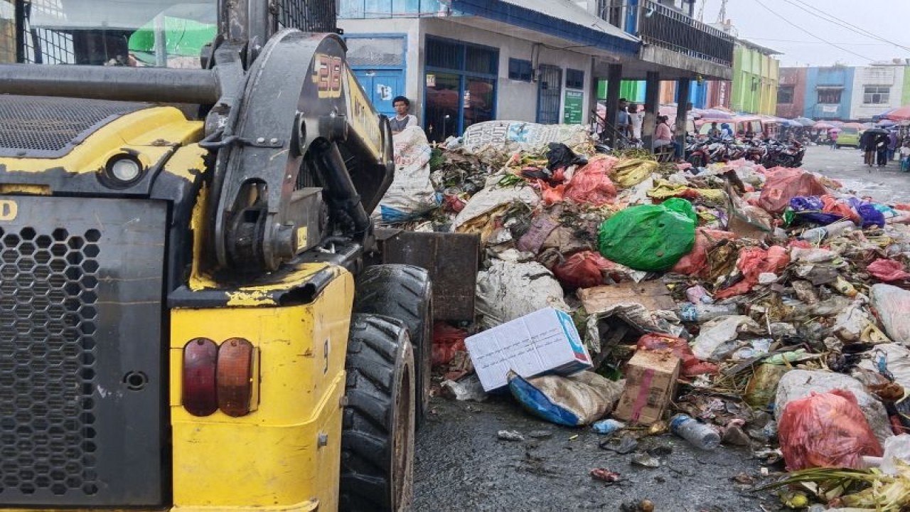 Petugas Dinas Lingkungan Hidup dan Persampahan (DLHP) Kota Ambon mengangkat tumpukan sampah di kawasan pasar Mardika Ambon. ANTARA/Penina F Mayaut.
