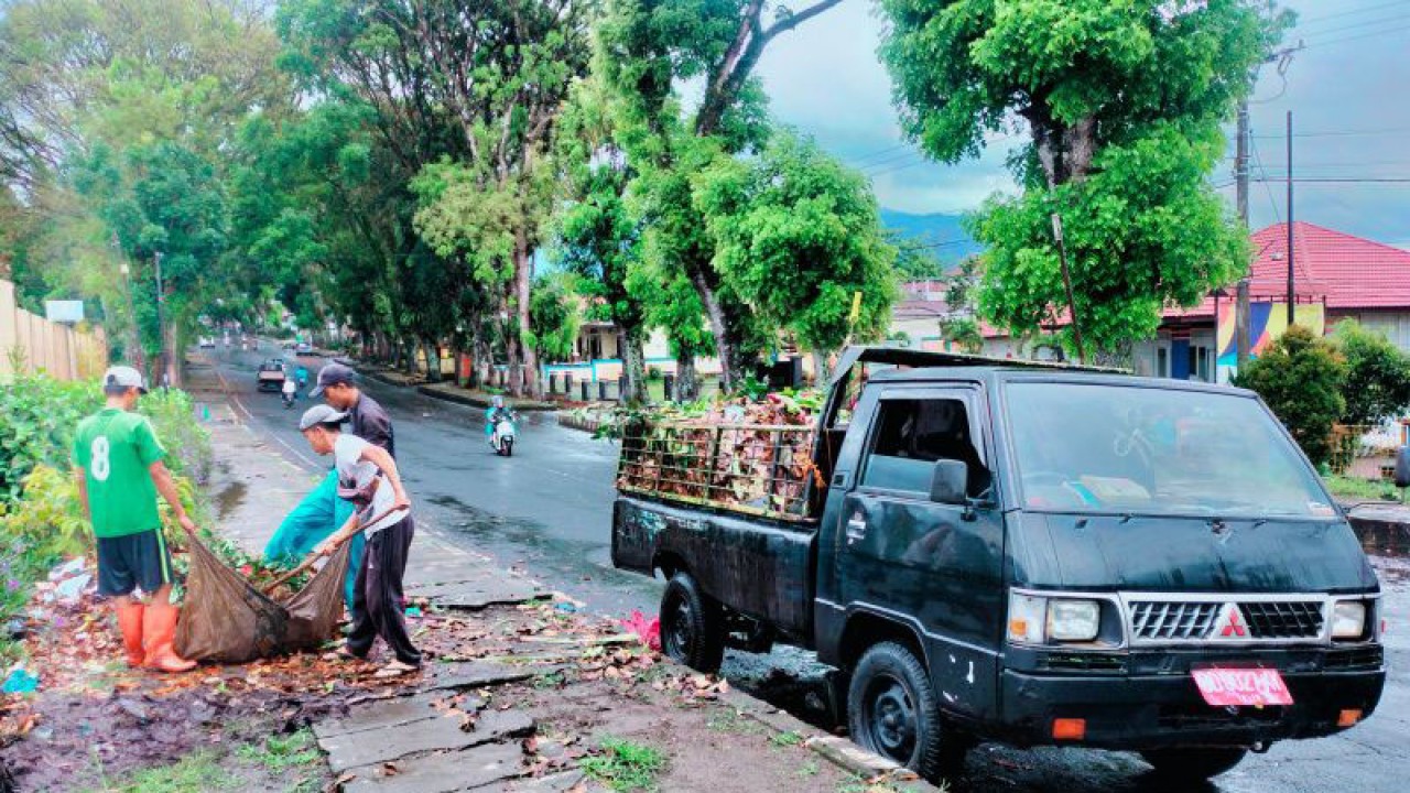 Petugas kebersihan DLH Kabupaten Rejang Lebong sedang menaikan sampah guna dibawa ke lokasi pembuangan. ANTARA/HO-DLH Kabupaten Rejang Lebong