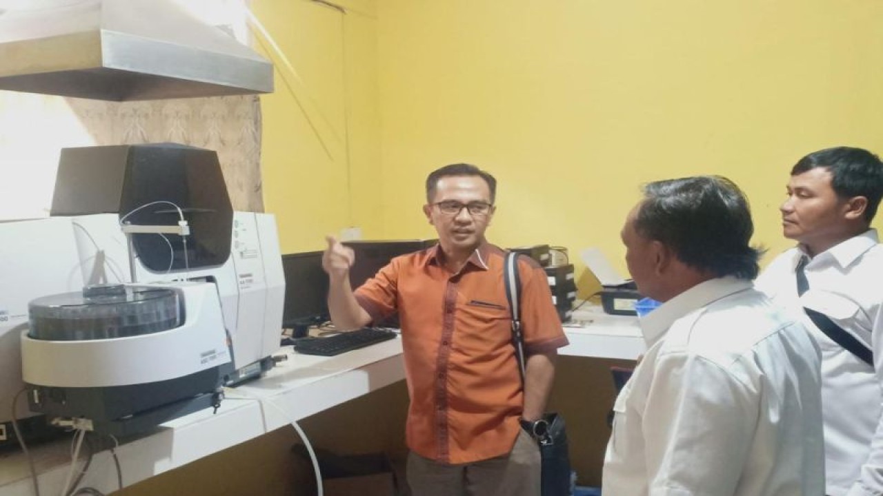 Ketua Komisi II DPRD Kepri, Wahyu Wahyudin saat meninjau alat uji emisi di DLHK Kepri (ANTARA/HO-Humas DPRD Kepri)