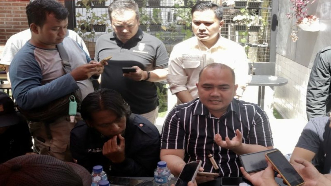 Kasat Resnarkoba Polresta Malang Kota Kompol Dodi Pratama (kanan) pada saat memberikan keterangan kepada media di Kota Malang, Jawa Timur, Kamis (12/1/2023). ANTARA/HO-Humas Polresta Malang Kota