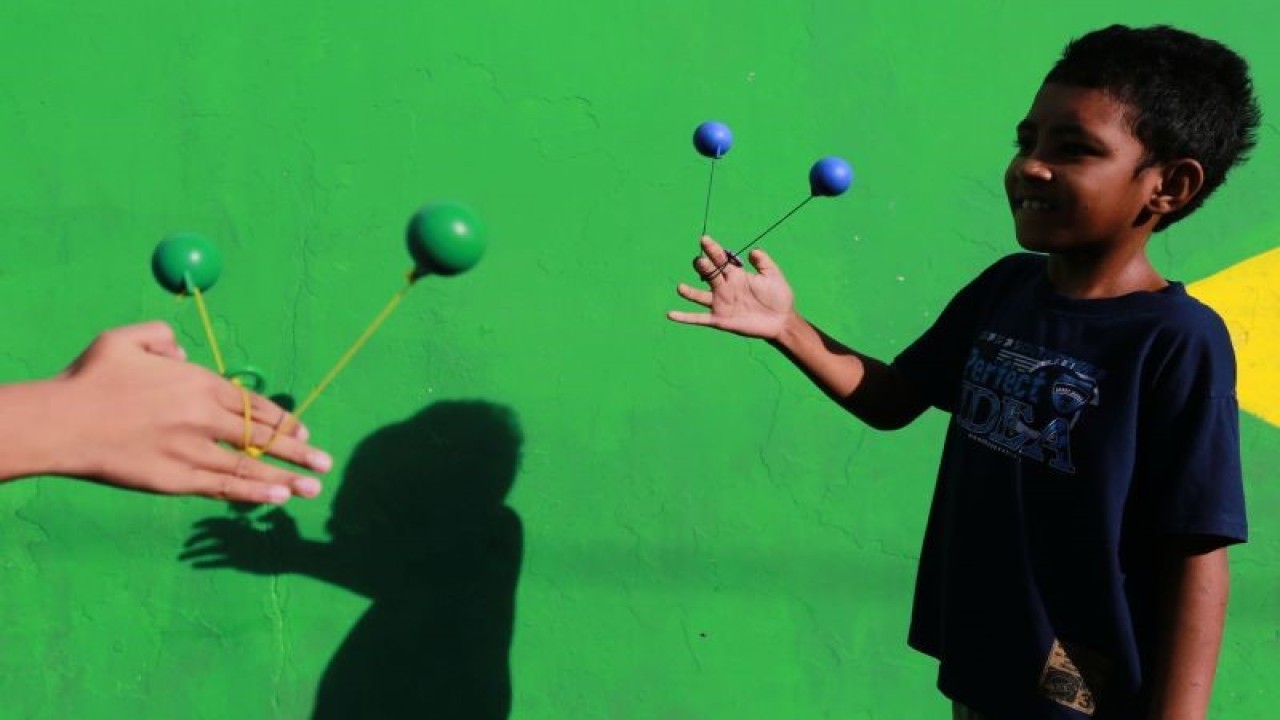 Sejumlah anak memainkan lato-lato di Kelurahan, Maliaro, Kota Ternate, Maluku Utara, Sabtu (14/1/2023). Dinas Pendidikan Kota Ternate meminta kepada pihak sekolah dan orang tua siswa untuk jenjang pendidikan SD dan SMP se-Kota Ternate untuk melarang para siswa membawa permainan lato-lato yang sedang tren itu ke sekolah karena akan mengganggu kegiatan belajar mengajar yang dinilai berbahaya sehingga mengantisipasi kecelakaan bagi anak di daerah itu. ANTARA FOTO/Andri Saputra/foc.