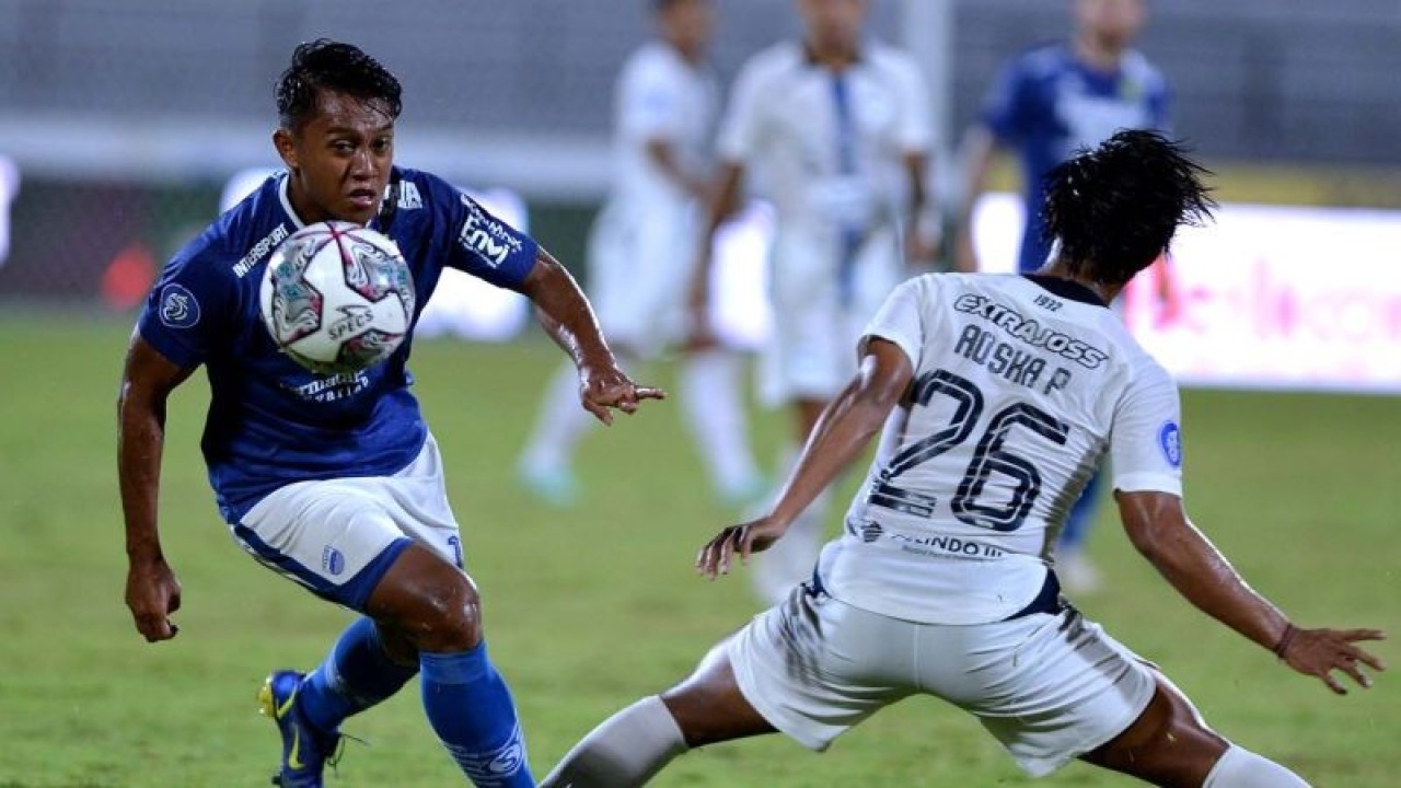 Arsip - Pesepak bola Persib Bandung Febri Hariyadi (kiri) berusaha melewati pesepak bola PSIS Semarang Aqsha Saniskara Prawira (kanan) saat pertandingan Liga 1 di Stadion Kapten I Wayan Dipta, Gianyar, Bali, Selasa (15/2/2022). Persib Bandung bermain imbang melawan PSIS Semarang dengan skor 0-0. ANTARA FOTO/Fikri Yusuf/aww.