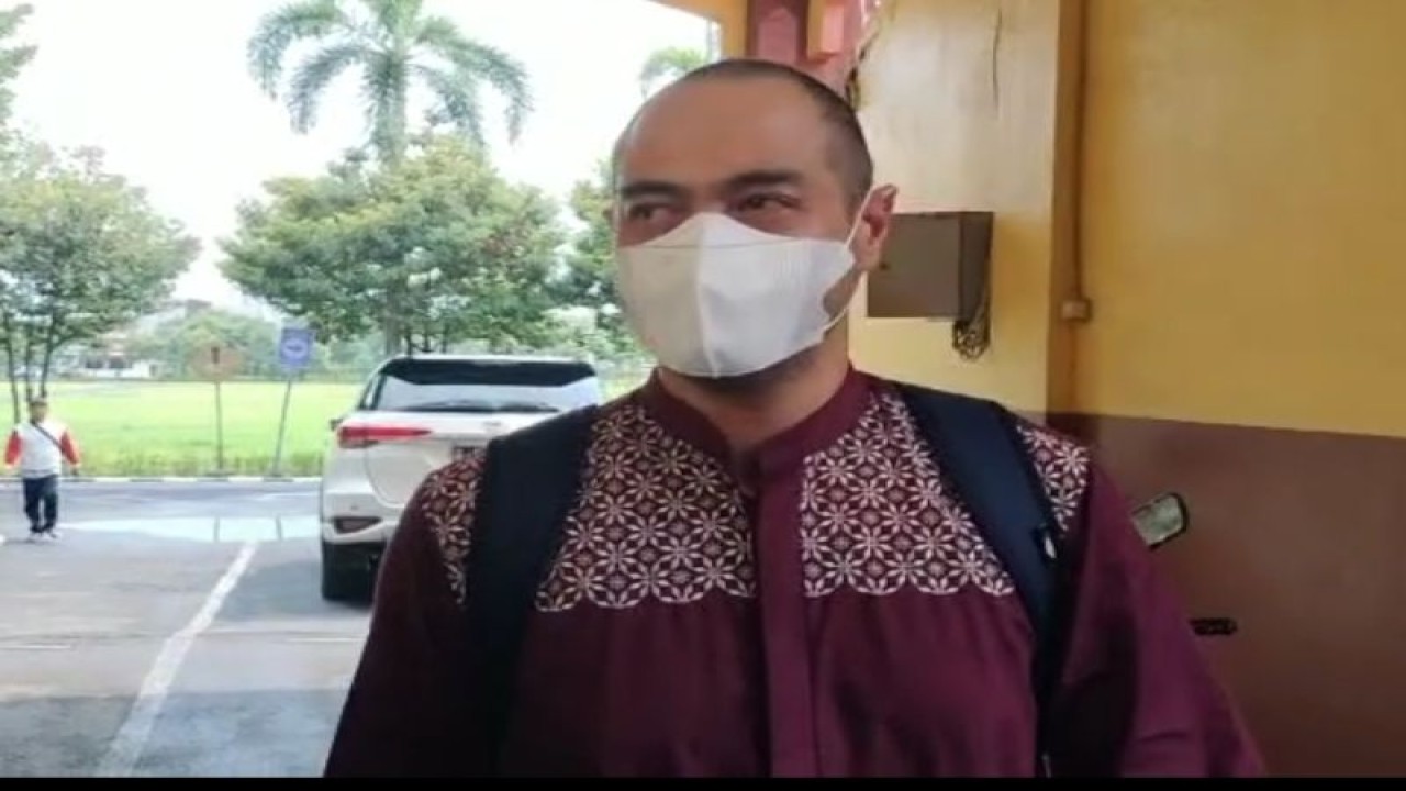 Dokumentasi Ferry Irawan usai diperiksa sebagai terlapor kasus dugaan KDRT di Mapolda Jawa Timur, Senin (9/1/2023). (ANTARA/HO-Timsus Polda Jatim)