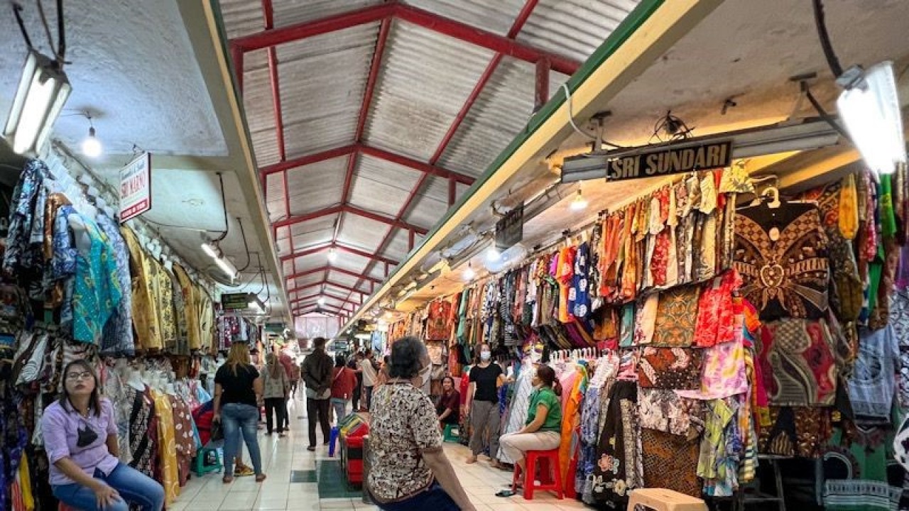 Dokumentasi - Suasana di Pasar Beringharjo Yogyakarta menjelang libur Lebaran 2022 (22/4/2022) (ANTARA/Eka AR)