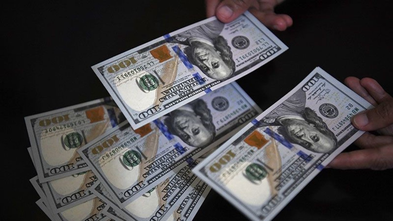 Petugas melayani penukaran uang dolar Amerika di salah satu gerai penukaran valuta asing, Jakarta, Jumat (1/3/2019). ANTARA FOTO/Puspa Perwitasari/ama/pri. (ANTARAFOTO/PUSPA PERWITASARI)