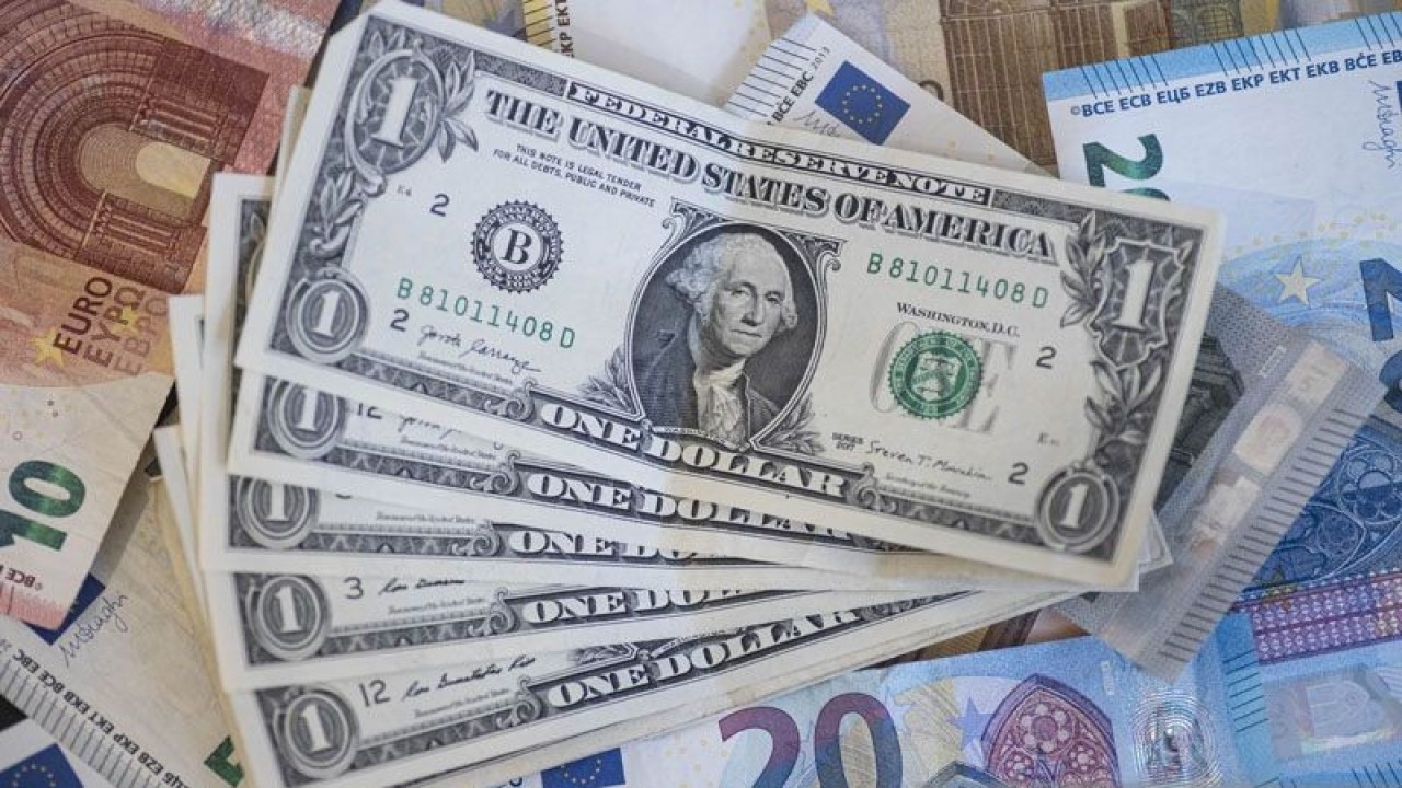 Ilustrasi - Uang kertas Euro EUR dan US Dollar USD, Amsterdam Belanda pada 14 Juli 2022. ANTARA/Nicolas Economou via Reuters Connect/NurPhoto/pri. (Nicolas Economou via Reuters Con/Nicolas Economou)