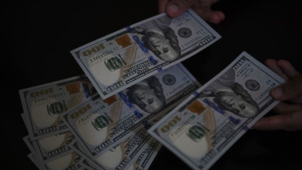 Ilustrasi - Petugas melayani penukaran uang dolar Amerika di salah satu gerai penukaran valuta asing, Jakarta. ANTARA FOTO/Puspa Perwitasari/ama/aa. (ANTARAFOTO/PUSPA PERWITASARI)