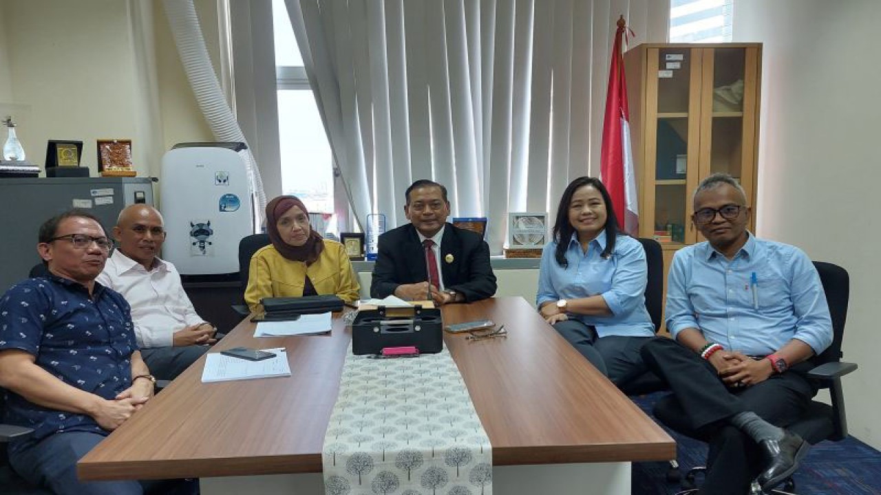 Ketua KI Pusat Donny Yoesgiantoro (memakai jas), bersama Komisioner KI Pusat Handoko Agung Saputro, Rospita Vici Paulyn, Samrotunnajah Ismail, Syawaludin, dan Gede Narayana, (dari kanan foto ke kiri) usai sidang pleno pembentukan Majelis Etik KI di Jakarta, Selasa. (24/01/2023). ANTARA/Boyke Ledy Watra