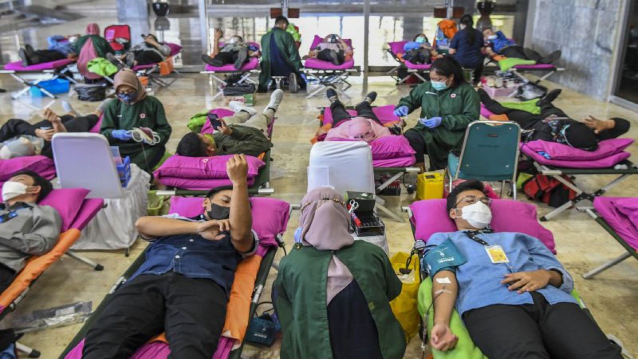 Pegawai DPR mengikuti aksi donor darah di kompleks parlemen, Senayan, Jakarta, Selasa (29/11/2022). ANTARA FOTO/Galih Pradipta/tom. (ANTARA FOTO/GALIH PRADIPTA)