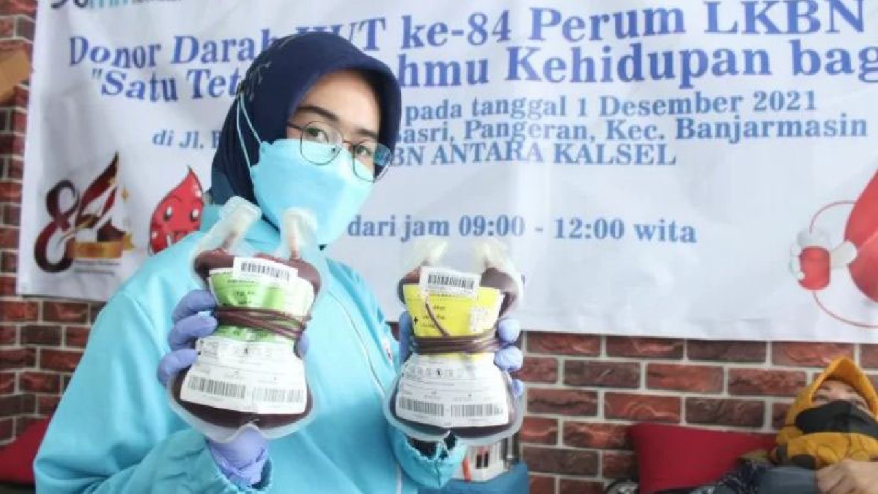 Kegiatan donor darah di kantor Biro LKBN ANTARA Kalsel tahun lalu. (ANTARA/Bayu Pratama)