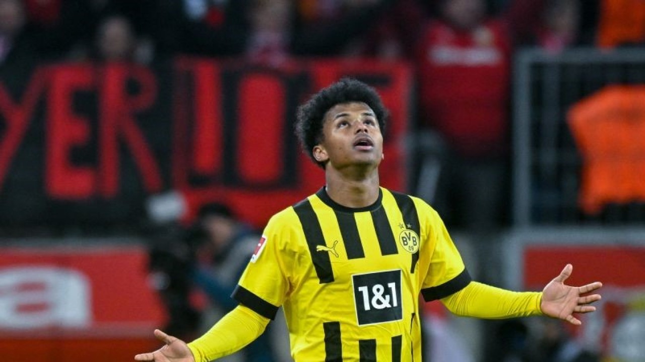 Penyerang Borussia Dortmund Karim Adeyemi merayakan gol yang dicetaknya pada pertandingan Liga Jerman melawan Bayer Leverkusen, yang dimainkan di BayArena, Leverkusen, Senin (30/1/2023). (ANTARA/AFP/SASCHA SCHUERMANN)