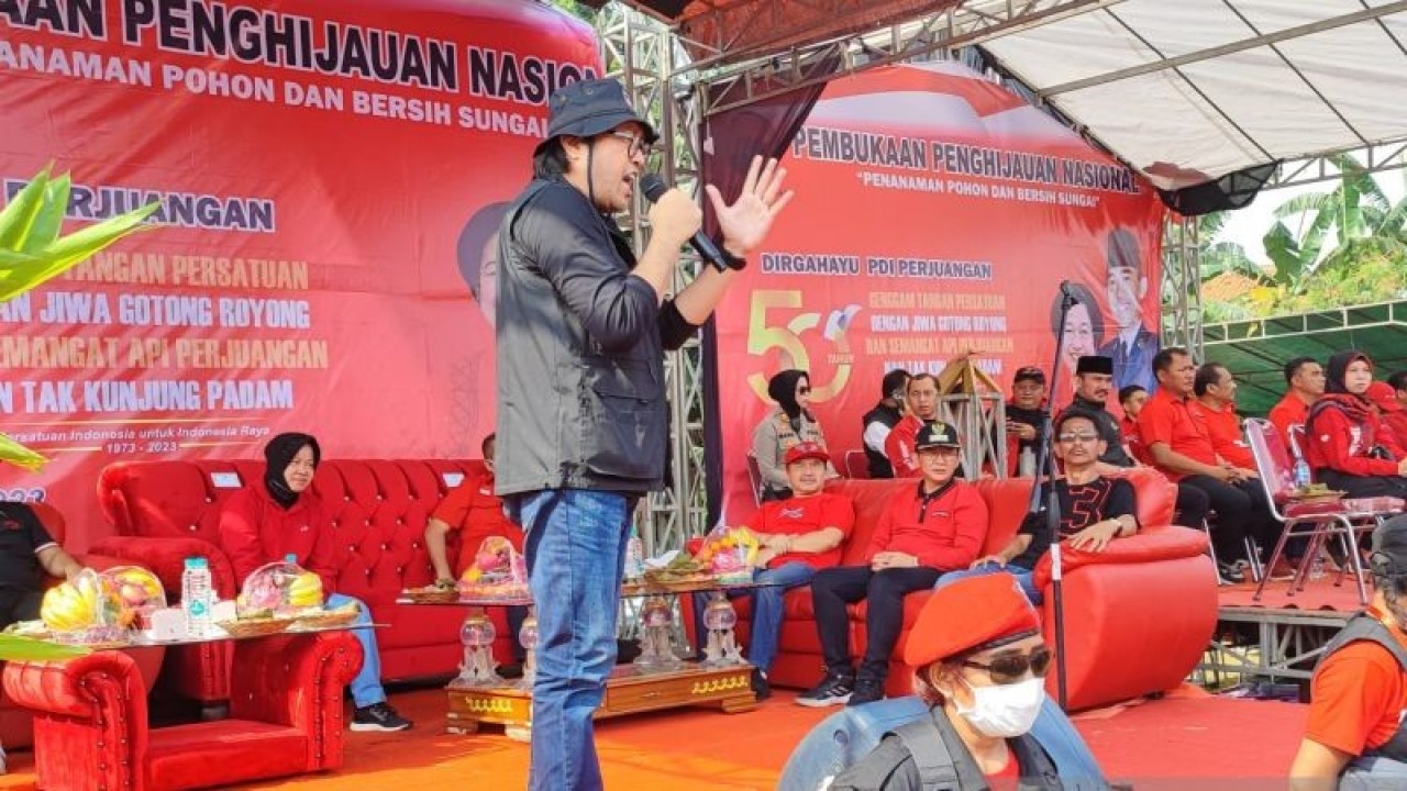 Ketua DPD PDI Perjuangan Jawa Barat Ono Surono saat memberikan sambutan pada acara Penghijauan Nasional di tepi Sungai Kalimalang, Desa Lambangsari, Tambun Selatan, Bekasi, Minggu (15/1/2023). ANTARA/Syaiful Hakim
