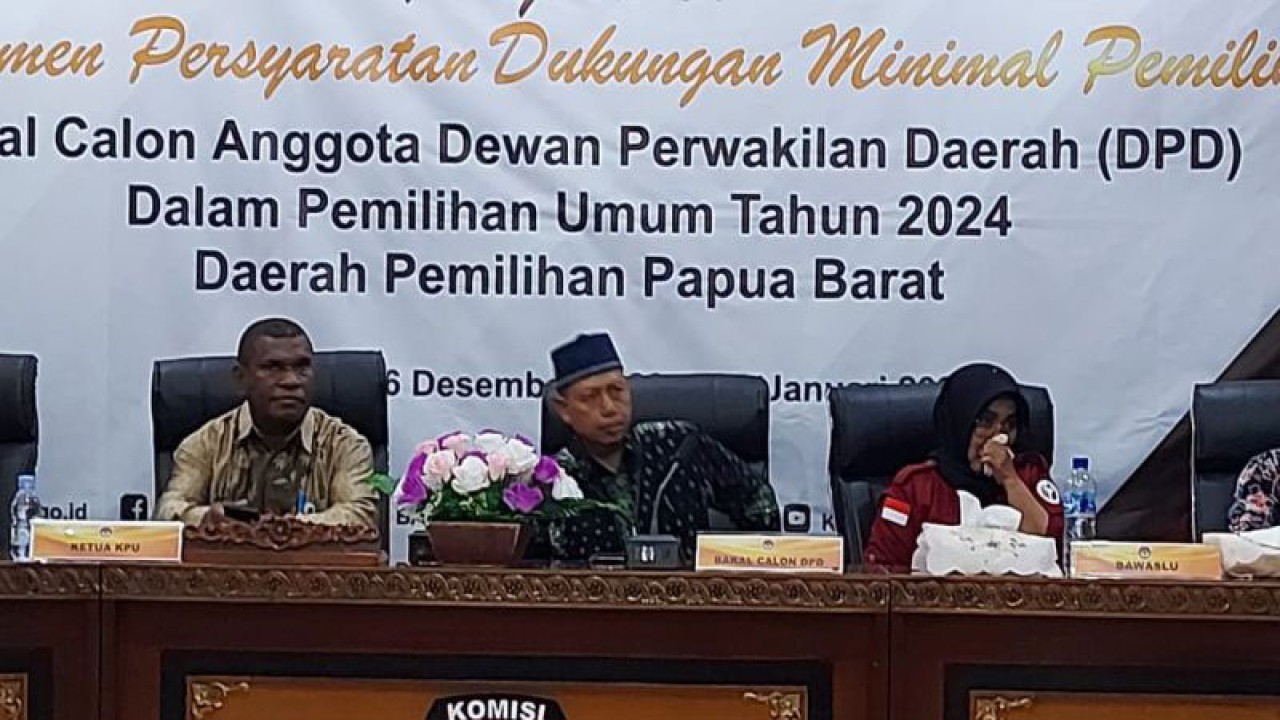 Penyerahan daftar minimal syarat pencalonan DPD RI di KPU Papua Barat (ANTARA/Tri Adi Santoso)