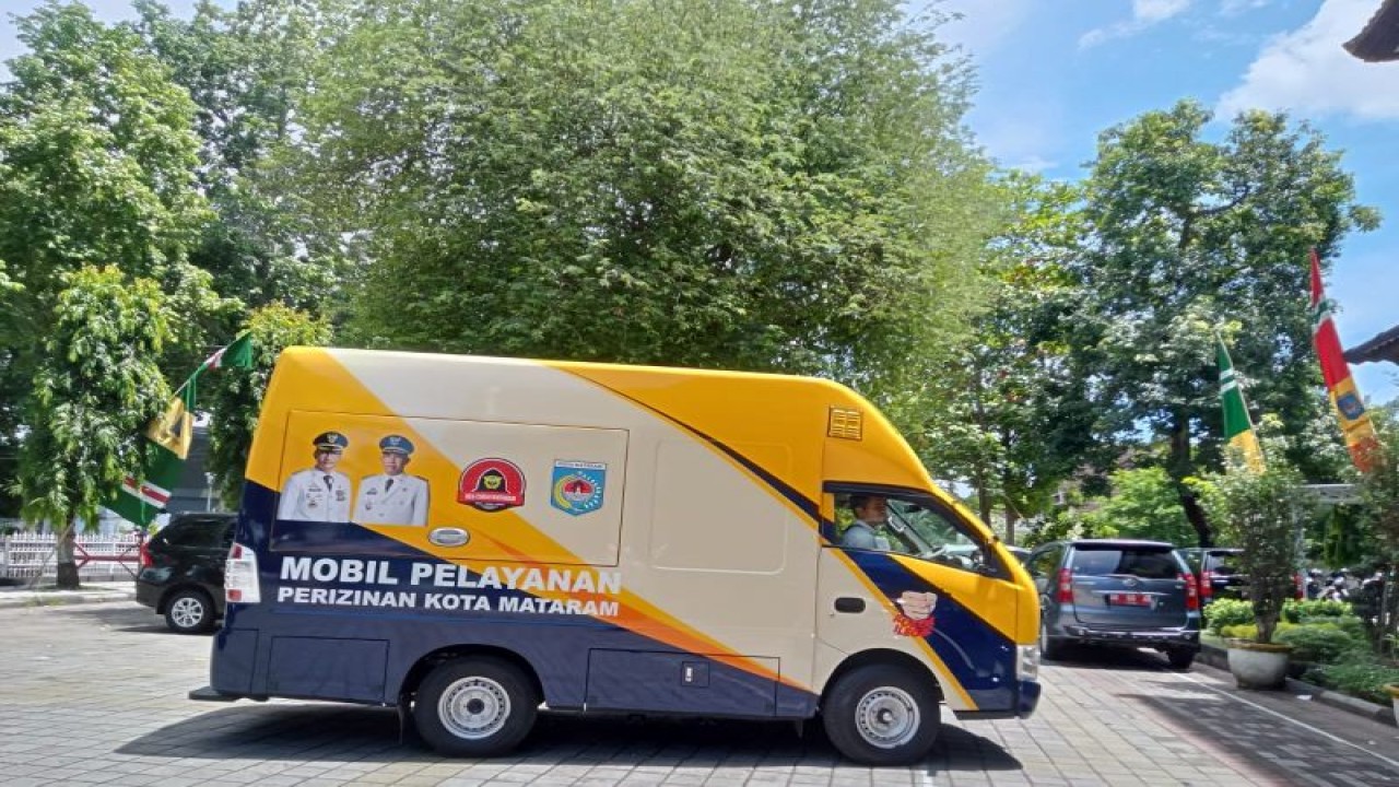 Mobil layanan perizinan keliling milik Dinas Penanaman Modal dan Pelayanan Terpadu Satu Pintu (DPMPTSP) Kota Mataram, Provinsi Nusa Tenggara Barat, siap beroperasi. (Foto: ANTARA/Nirkomala)
