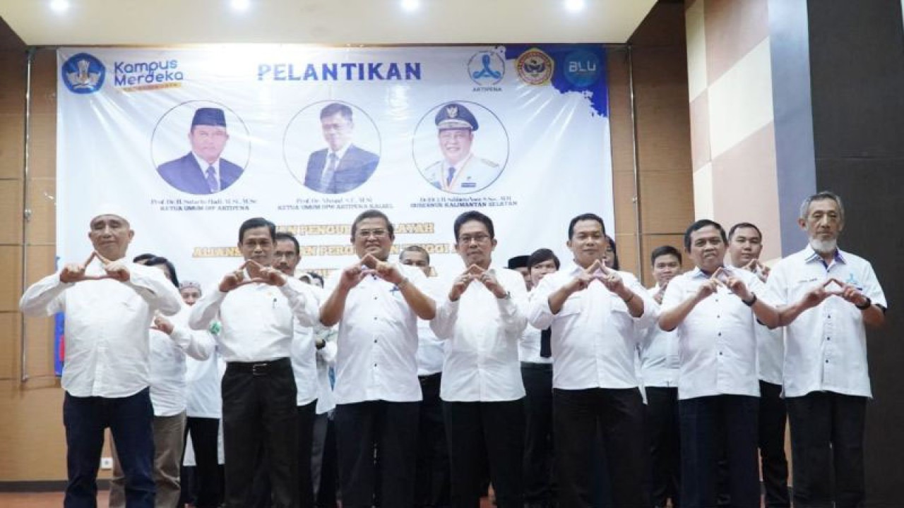 Ketua Umum Dewan Pimpinan Pusat (DPP) Aliansi Relawan Perguruan Tinggi Anti Penyalahgunaan Narkoba (Artipena) Prof Sutarto Hadi bersama pengurus DPW Artipena Kalsel yang baru dilantik di ULM Banjarmasin, Selasa (24/1/2023). (ANTARA/Firman)