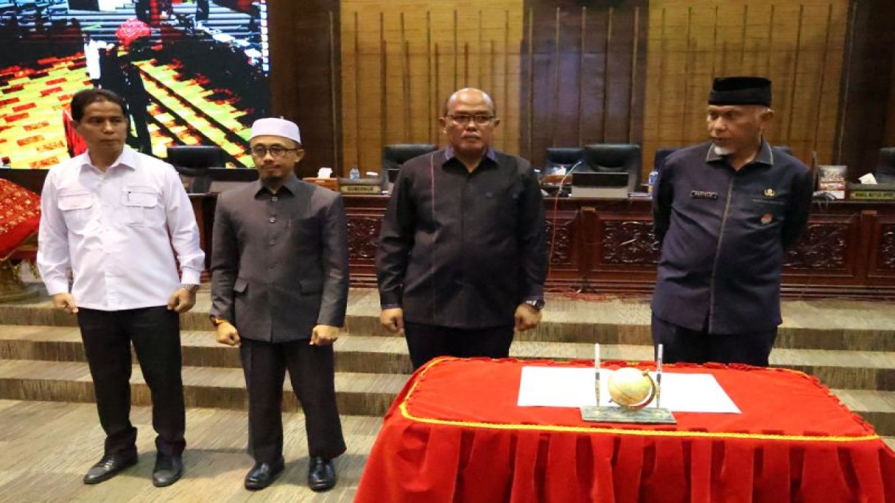 Gubernur Sumbar Mahyeldi (kanan)bersama Ketua DPRD Sumbar Supardi serta wakil ketua saat rapat paripurna di DPRD Sumbar pada Jumat (6/1/2023) ANTARA/HO DPRD Sumbar.