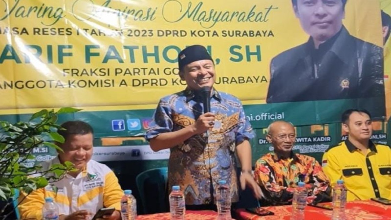 Anggota Komisi A DPRD Surabaya Arif Fathoni saat menggelar reses di Rungkut Lor, Kecamatan Rungkut, Kota Surabaya, Rabu (25/1/2023) malam. (ANTARA/HO-DPRD Surabaya)