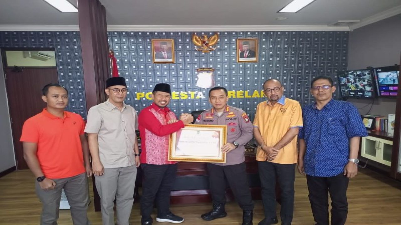 Ketua DPRD Batam Nuryanto memberikan penghargaan kepada Kapolresta Barelang dalam penanganan penyalahgunaan narkoba di Batam. ANTARA/HO-Humas DPRD Batam