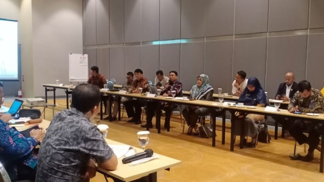 Forum diskusi pengembangan bisnis PT BBWM antara jajaran direksi dan komisaris perusahaan dengan DPRD Kabupaten Bekasi dan perangkat daerah terkait pada Kamis (19/1/2023). (ANTARA/Pradita Kurniawan Syah).