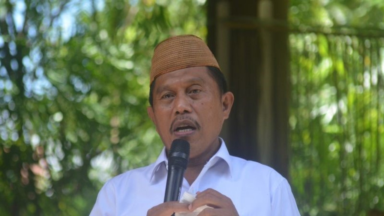 Wakil Ketua I DPRD Gorontalo Utara, Roni Imran, terkait dukungan dalam percepatan pembangunan jalan by pass Moluo-Pontolo di Kecamatan Kwandang. (ANTARA/Susanti Sako)