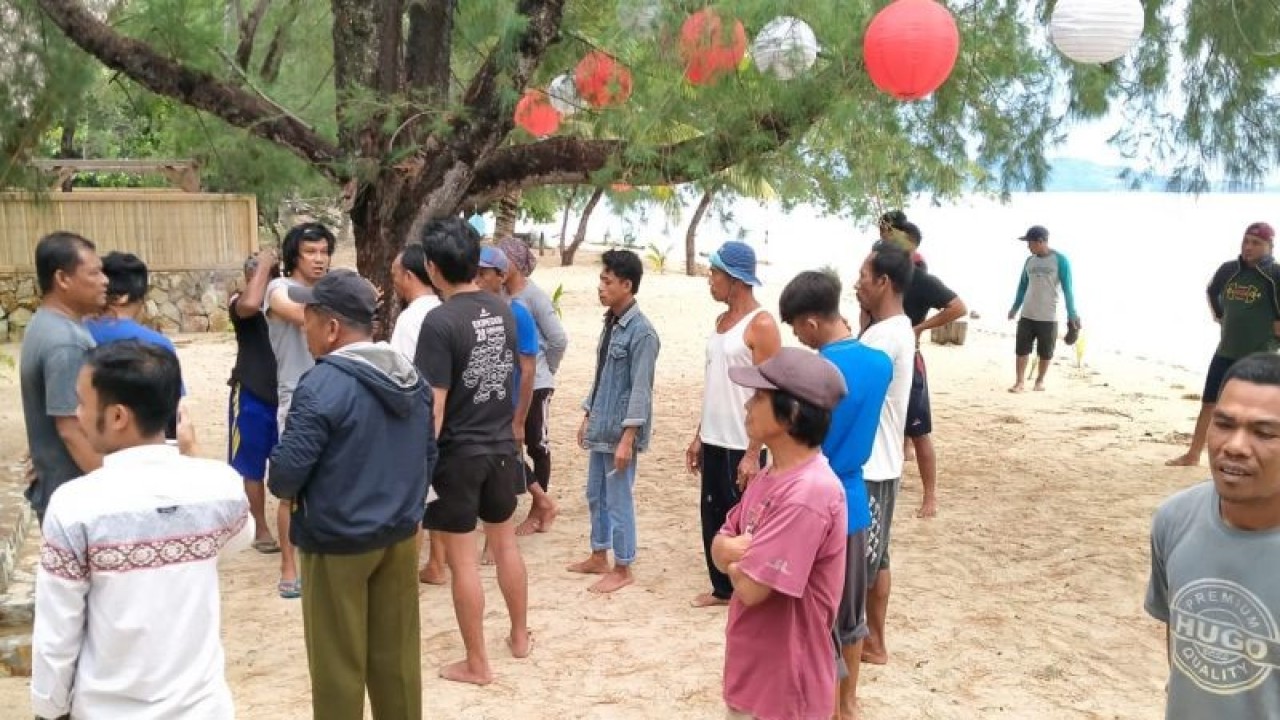 Puluhan warga Ponelo Kepulauan, Gorontalo Utara, melakukan aksi unjuk rasa di Pulau Saronde akibat dugaan insiden pengusiran nelayan yang ingin mencari perlindungan dan pertolongan akibat mengalami kecelakaan di laut, pada Kamis (26/1/2023). (ANTARA/Susanti Sako)