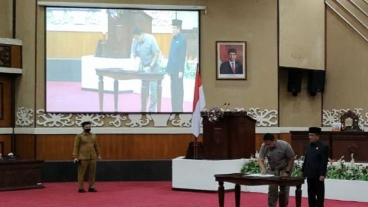 Wakil Ketua DPRD Kalteng Abdul Razak dan Wakil Gubernur Kalteng Edy Pratowo menandatangani persetujuan Raperda tentang Cadangan Dana Pilgub 2024 menjadi perda dalam rapat paripurna di Palangka Raya, Selasa (27/12/2022). ANTARA/Jaya Wirawana Manurung