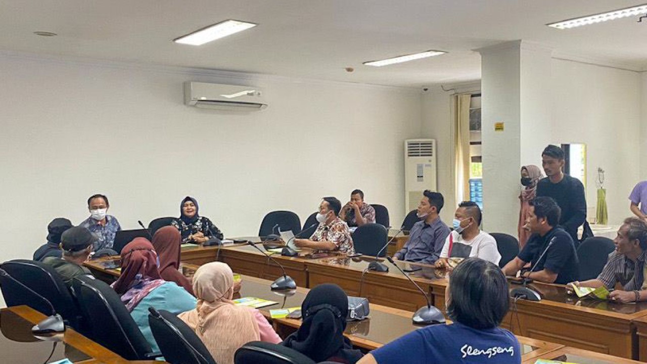 Warga mengadu ke DPRD Kota Yogyakarta karena tidak lagi masuk dalam data warga miskin atau data keluarga sasaran jaminan perlindungan sosial (KSJPS) yang ditetapkan Pemerintah Kota Yogyakarta, Selasa (31/1/2023) (FOTO ANTARA/Eka AR)