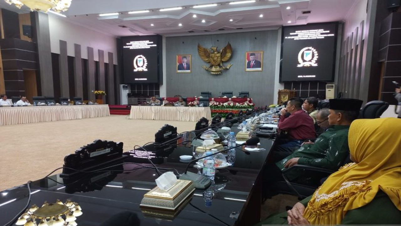 DPRD Provinsi Sulawesi Tengah menggelar rapat dengar pendapat dengan sejumlah instansi teknis, dan Kepolisian Daerah (Polda) di ruang sidang DPRD, di Palu, Senin (16/1/2023) ANTARA/Kristina Natalia