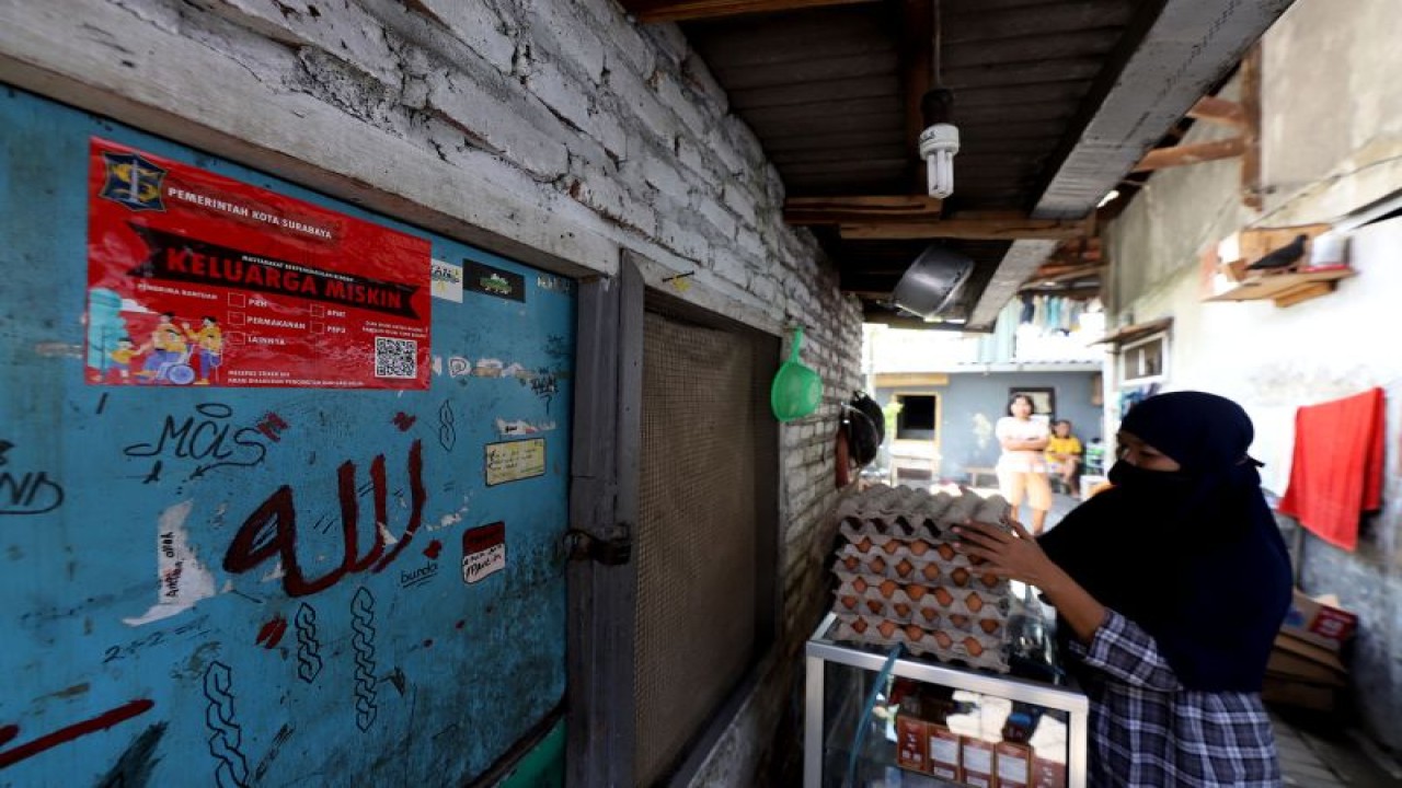 Arsip Foto. Stiker penanda ditempel di rumah keluarga miskin penerima bantuan sosial di Kota Surabaya, Provinsi Jawa Timur, Rabu (28/12/2022). (ANTARA/HO-Diskominfo Surabaya)