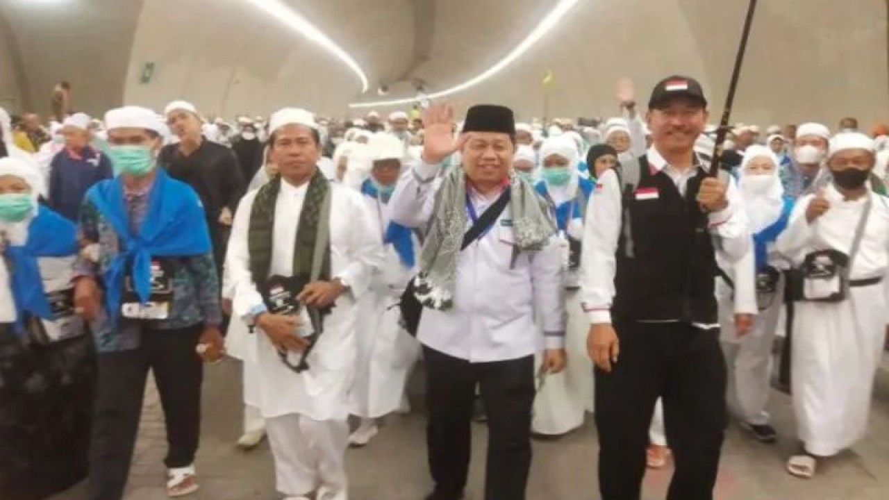 Kepala Kanwil Kemenag Kalsel Dr HM Tambrin saat memimpin para jamaah haji tahun 2022 lalu di Arab Saudi. (FOTO ANTARA/HO-dok.)