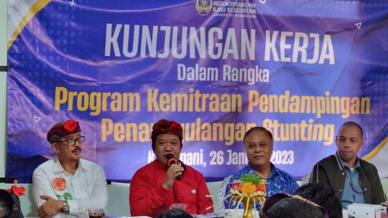Bupati Bangli Sang Nyoman Sedana Arta, didampingi Wakil Bupati Bangli I Wayan Diar, yang juga selaku Ketua Tim Percepatan Penurunan Stunting (TPPS) Kabupaten Bangli, Deputi Badan Riset dan Inovasi Daerah DR.Yovi, Dekan FKIK Universitas Warmadewa dr. IGN Anom Murdana, SpFK., OPD (ANTARA/HO-Humas)