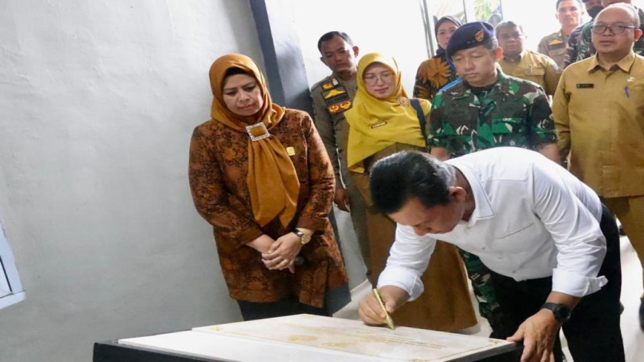 Gubernur Ansar menandatangani prasasti gedung poliklinik RSAL Dr. Midiyato Suratani sebagai tanda selesainya pengerjaan peningkatan fasilitas RSAL Tanjungpinang, Selasa (10/1/2023). ANTARA/HO-Humas Pemprov Kepri