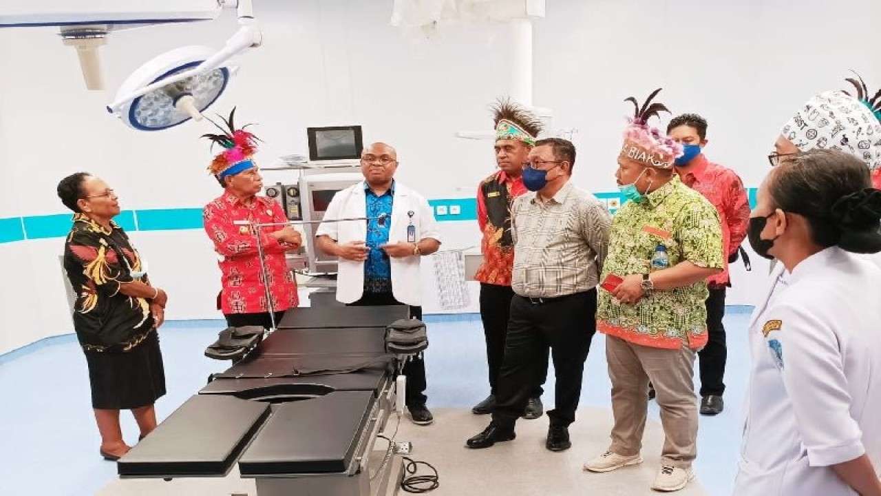Direktur RSUD Biak dr Ricardo Mayor M.Kes bersama Wakil Bupati Calvin Mansnembra (dua dari kiri) didampingi sejumlah pejabat Pemkab Biak Numfor meninjau ruang operasi terintegrasi di RS setempat. ANTARA/Muhsidin