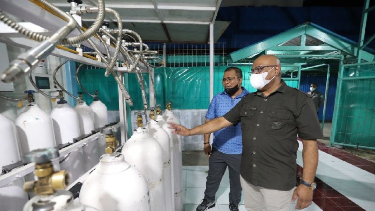Juru bicara Gubernur Papua Rivai Darus SH bersama Direktur RSUD Biak dr Ricardo R.Mayor M.Kes meninjau sentral produksi oksigen RSUD Biak. ANTARA/HO-Dokumentasi pribadi