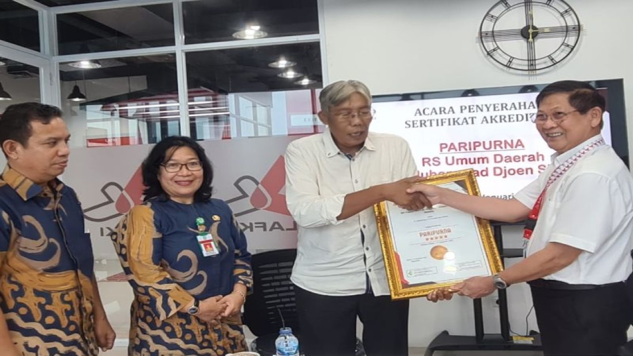 Direktur RSUD Ade M. Djoen Sintang dr Rosa Trifina (dua dari kiri) mendampingi Bupati Sintang Jarot Winarno saat menerima predikat paripurna dari Ketua Dewan Pengawas LAFKI dr Daniel Chen (kanan) di Jakarta, Selasa (17/1/2023). ANTARA/HO-Kominfo Sintang)