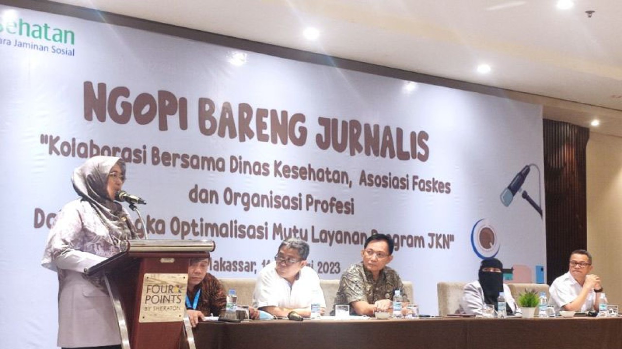 Kepala Dinkes Sulsel dr Rosmini Pandin (kiri), Ketua Persi Sulsel Dr Khalid Saleh (dua kiri) perwakilan BPRS Sulsel Syahrir Pasaringgih (tiga kiri) Deputi Direksi BPJS Kesehatan Wilayah Sulselbatramal Beno Herman (tengah) Perwakilan Askilin dr Kasmawati (dua kanan) dan Ketua IDI Sulsel Dr Siswanto Wahab (kanan) saat menghadiri ngopi bareng Jurnalis di hotel Four Poin by Sheraton, Makassar, Sulawesi Selatan, Rabu (11/1/2023). ANTARA/Darwin Fatir.