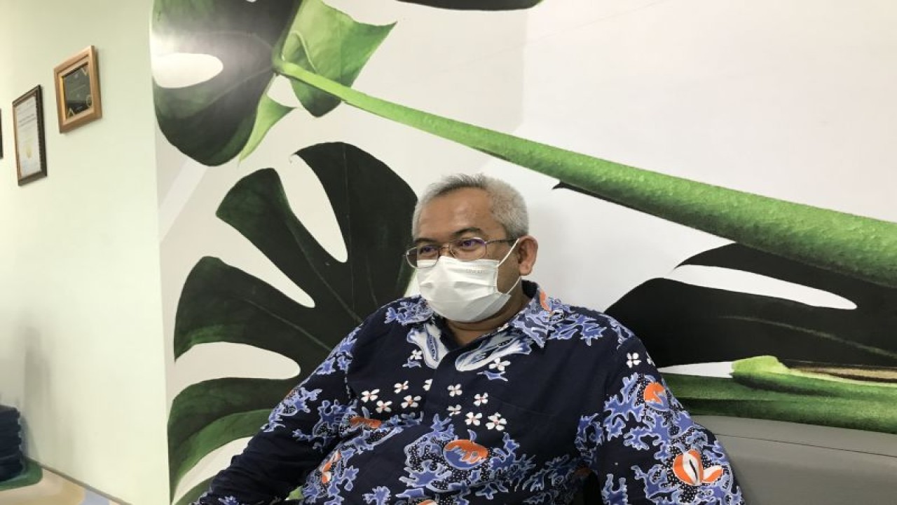 Direktur Pelayanan Medik, Keperawatan dan Penunjang RSUP Dr Johannes Leimena Ambon, Maluku Dr Yan Aslian Noor, di Gedung RSUP Leimena, Ambon, Jumat. (ANTARA/Winda Herman)