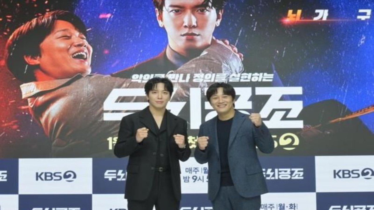 Aktor Jung Yong-hwa dan Cha Tae-hyun berpose untuk foto selama konferensi pers daring peluncuran drama KBS2TV "Brain Works" di Korea Selatan, Senin (2/1/2023). (Yonhap)