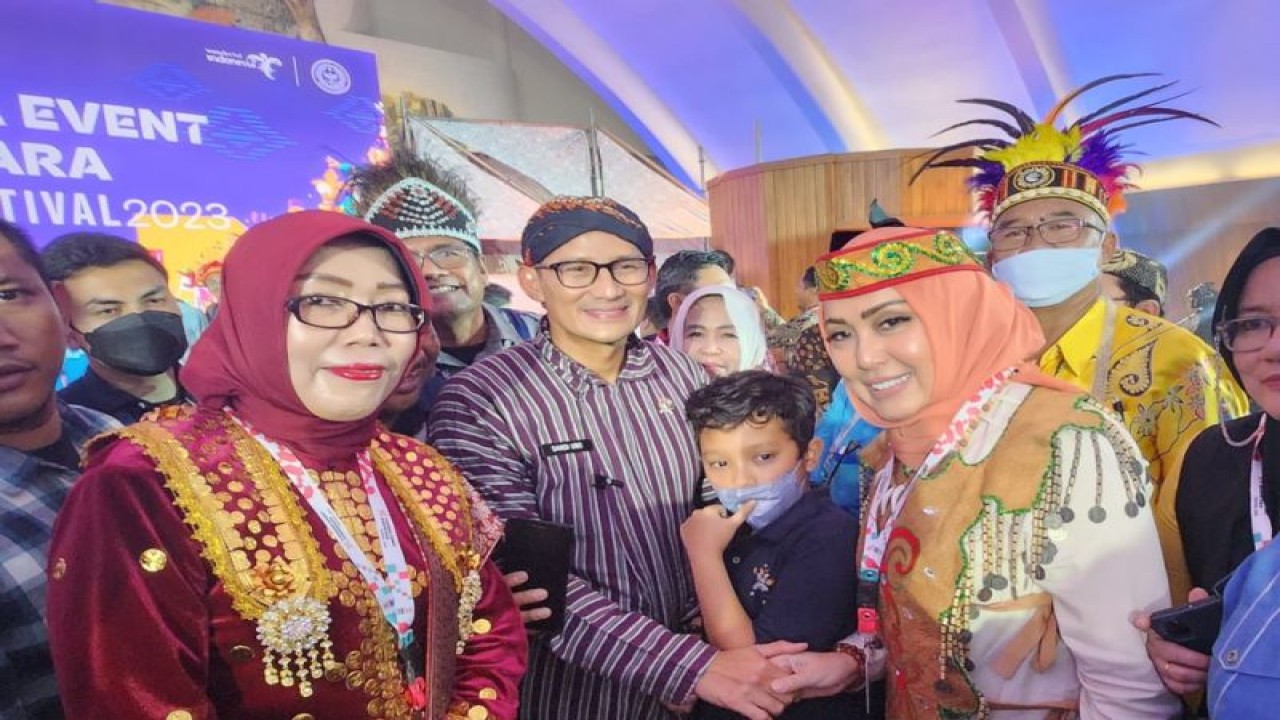 Menparekraf Sandiaga Salahuddin Uno dan Kepala Disbudpar Kalimantan Tengah Adiah Chandra Sari berfoto bersama pada peluncuran KEN 2023, Jakarta, Sabtu (28/1/2023). ANTARA/Dokumentasi Pribadi