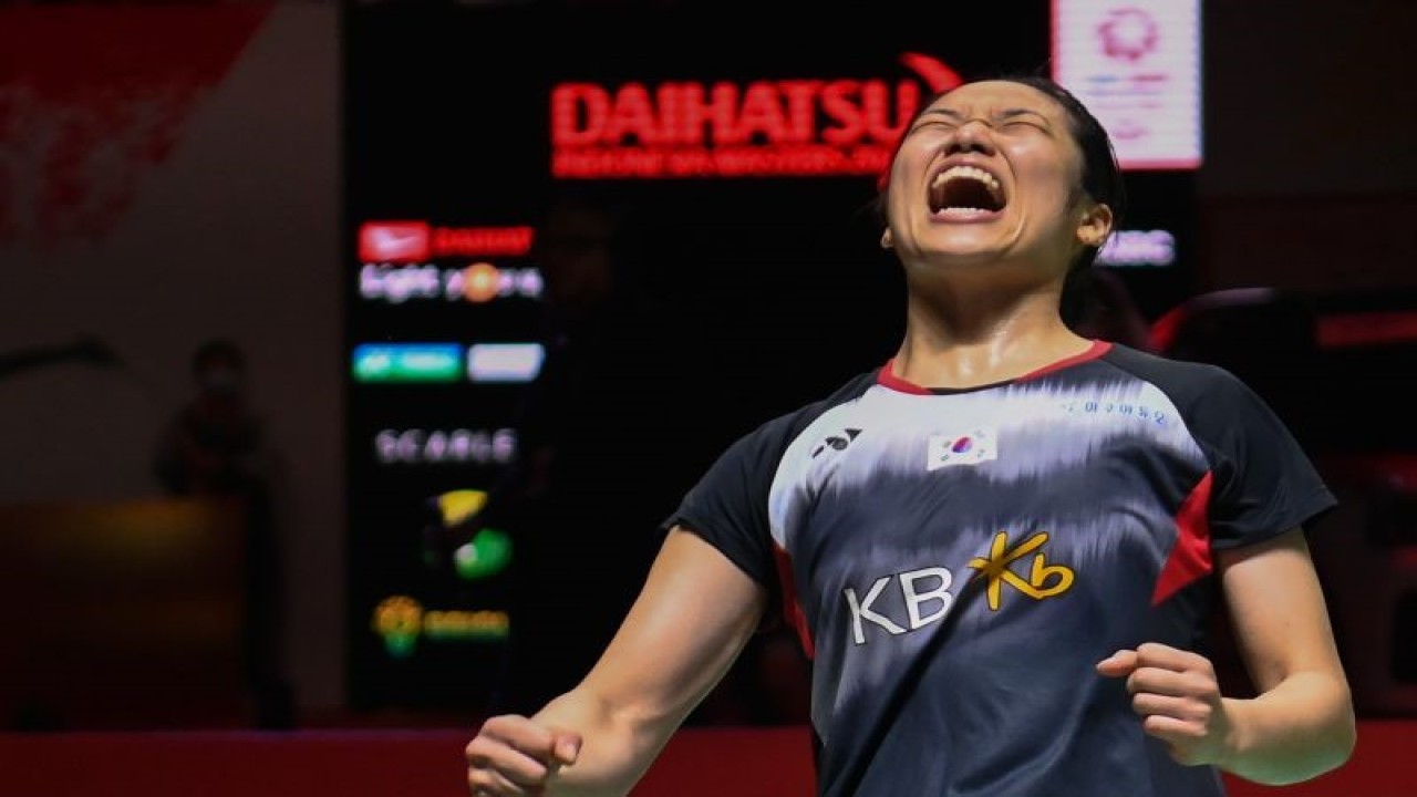 Pebulu tangkis tunggal putri Korea Selatan An Se Young meluapkan emosinya usai memenangkan pertandingan saat berhadapan dengan pebulu tangkis tunggal putri Spanyol Carolina Marin pada final turnamen Daihatsu Indonesia Masters 2023 di Istora Gelora Bung Karno, Jakarta, Minggu (29/1/2023). ANTARA FOTO/Indrianto Eko Suwarso/tom.