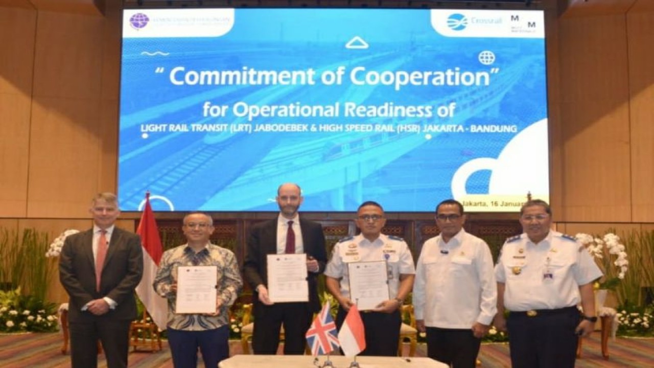 Suasana penandatanganan kerja sama (cooperation of commitment/COC) antara Kemenhub dengan dua perusahaan konsultan asal Inggris di Jakarta, Senin (16/1/2023) terkait persiapan operasional LRT Jabodebek dan kereta cepat Jakarta-Bandung. ANTARA/HO-Biro Komunikasi dan Informasi Publik Kemenhub