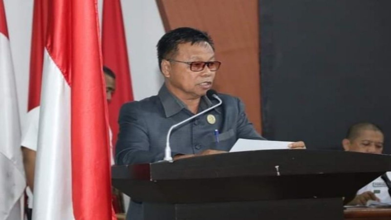 Anggota DPRD Provinsi Sulbar Sudirman dari Partai Golkar menyatakan diri akan maju di Pilkada Mamasa pada Pemilu 2024, di Mamuju, Selasa (17/1/2022). ANTARA/M Faisal Hanapi