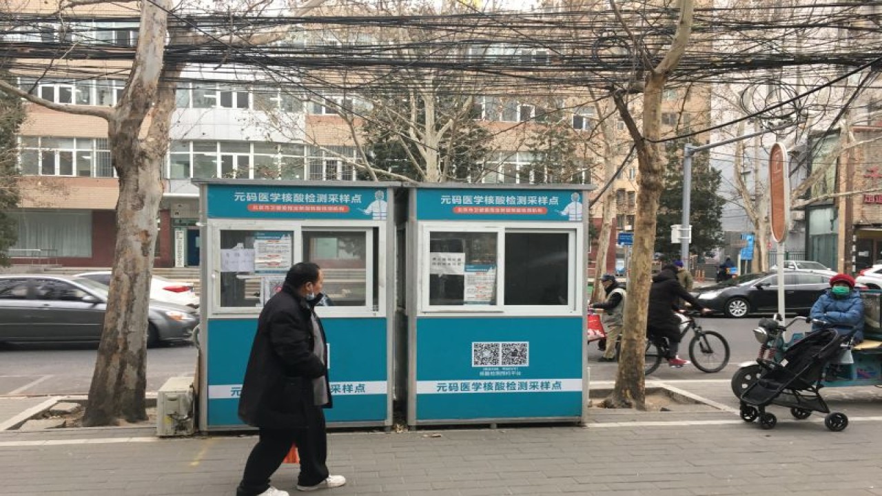 Seorang warga melintas di depan pos pemeriksaan PCR di Distrik Chaoyang, Kota Beijing, China, yang tutup total pada Kamis (12/1/2023). Pos-pos pemeriksaan PCR di Beijing sudah tidak lagi menggelar tes harian setelah otoritas China mengumumkan penurunan status penanganan pandemi COVID-19 dari level A ke level B. ANTARA/M. Irfan Ilmie