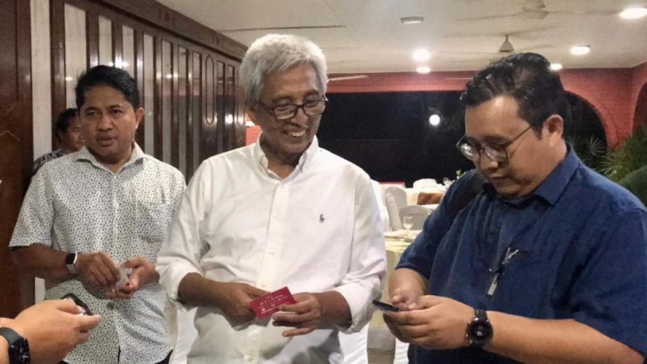 Duta Besar RI untuk Malaysia Hermono (tengah) bertukar nomor telepon usai menggelar pertemuan dengan sejumlah praktisi dan tokoh pers Malaysia di Wisma Duta, Kuala Lumpur, Jumat (13/1/2023). (ANTARA/Virna P Setyorini)