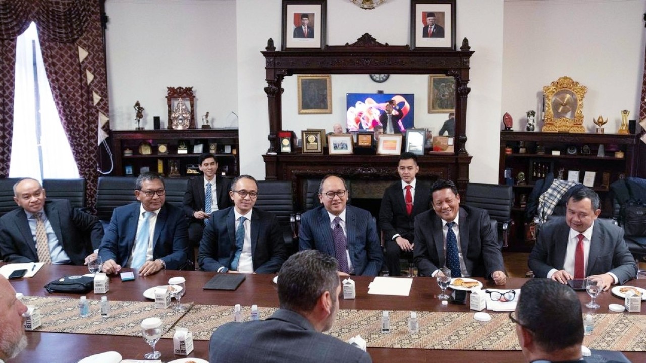 Dubes Rosan bersama Divisi Hubungan Internasional Polri yang dipimpin Kadivhubinter Irjen (Pol) Krishna Murti bertemu dengan U.S. Dept of Homeland Security - Immigration & Custom Enforcement./Instagram