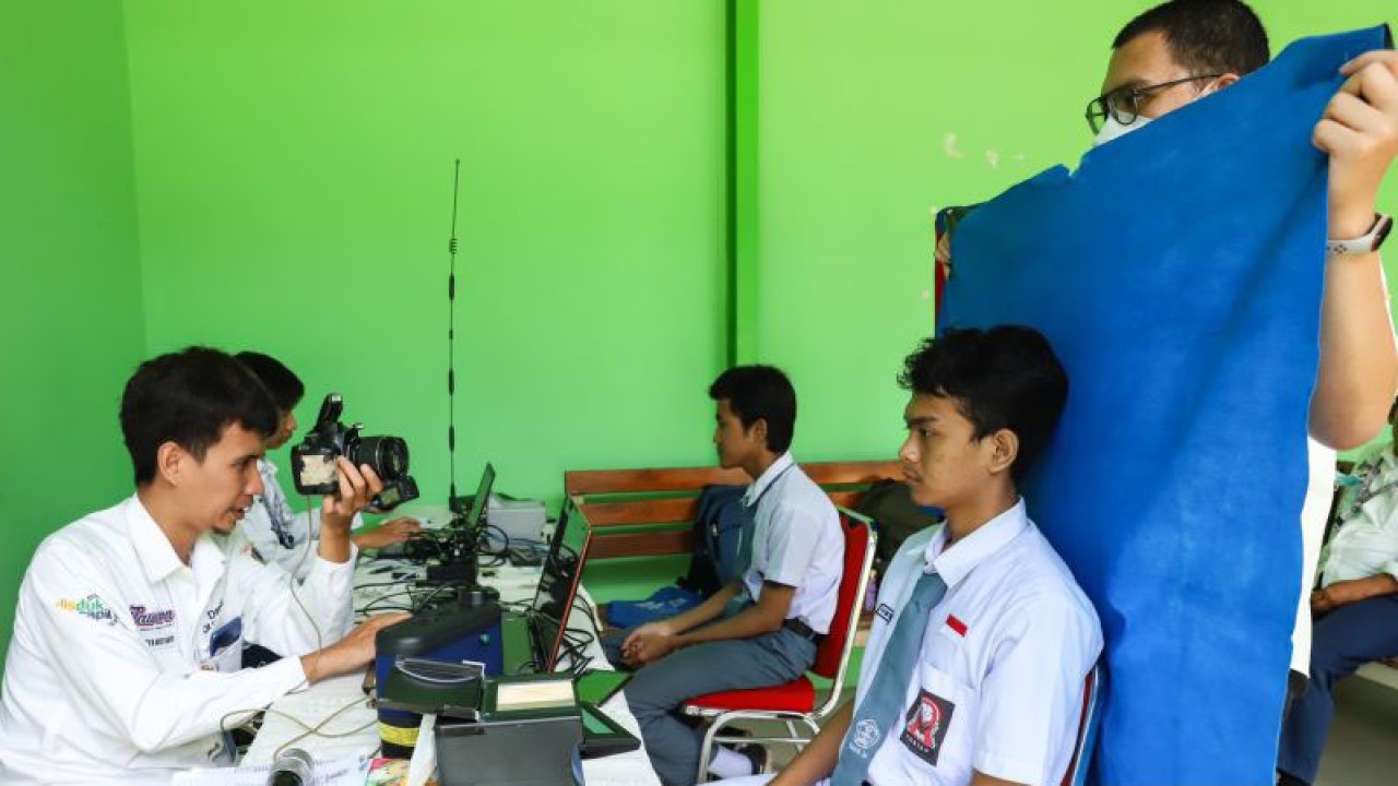 Perekaman KTP elektronik di SMAN 24 Jakarta, Jalan Lapangan Tembak, Kelurahan Gelora, Kecamatan Tanah Abang, Jakarta Pusat. ANTARA/HO-Pemerintah Kota Jakarta Pusat
