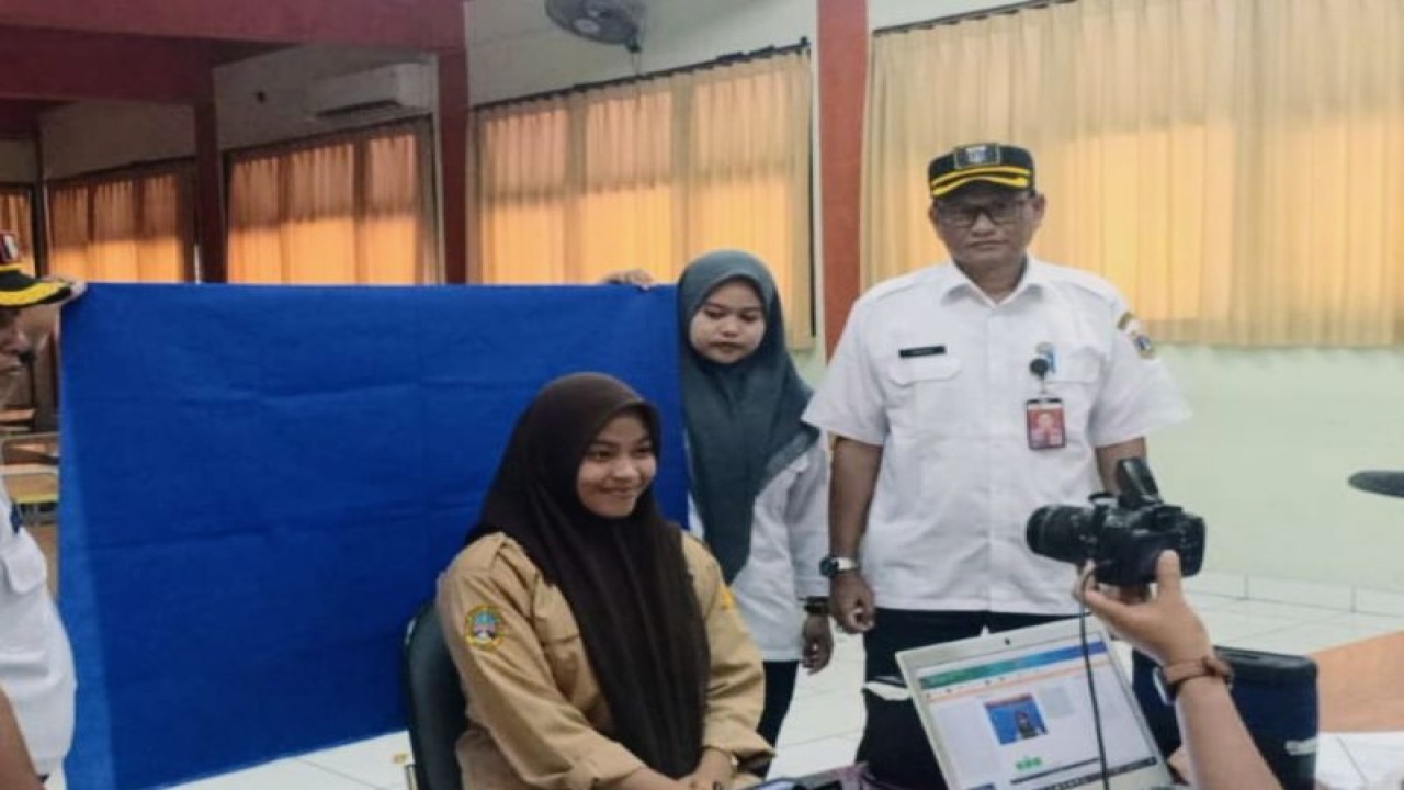 Petugas Dinas Kependudukan dan Pencatatan Sipil (Dukcapil) DKI Jakarta dalam rangka perekaman data Kartu Tanda Penduduk Elektronik (KTP-el) melakukan jemput bola ke SMA Negeri 69 Pulau Pramuka, Kepulauan Seribu Utara, Kamis (12/1/2023). ANTARA/HO-Kominfotik Kepulauan Seribu