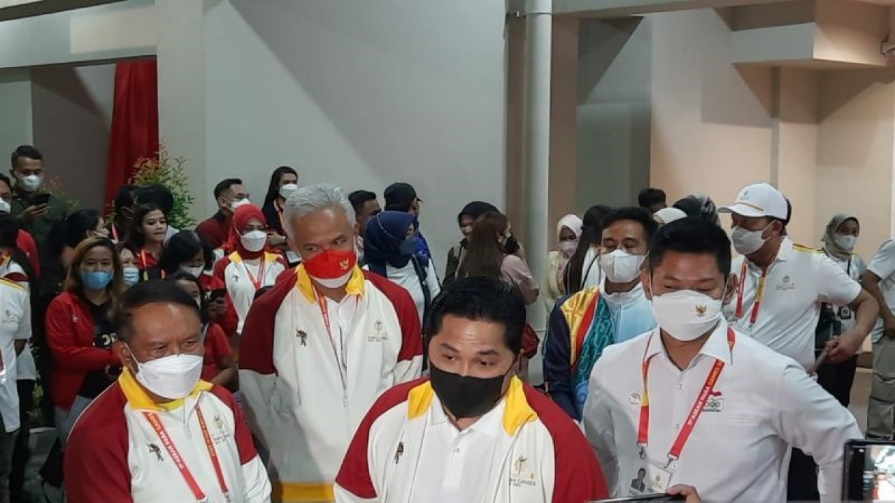 Menteri Pemuda dan Olahraga (Menpora) RI Zainudin Amali (kiri) dan Menteri BUMN Erick Thohir memberikan keterangan kepada wartawan usai penutupan APG di Solo, Sabtu (6/8/2022). (ANTARA/Aris Wasita)